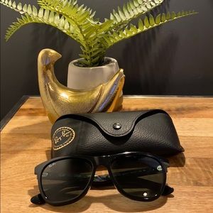 ✨SALE✨Perfect condition black ray bans 😎✨